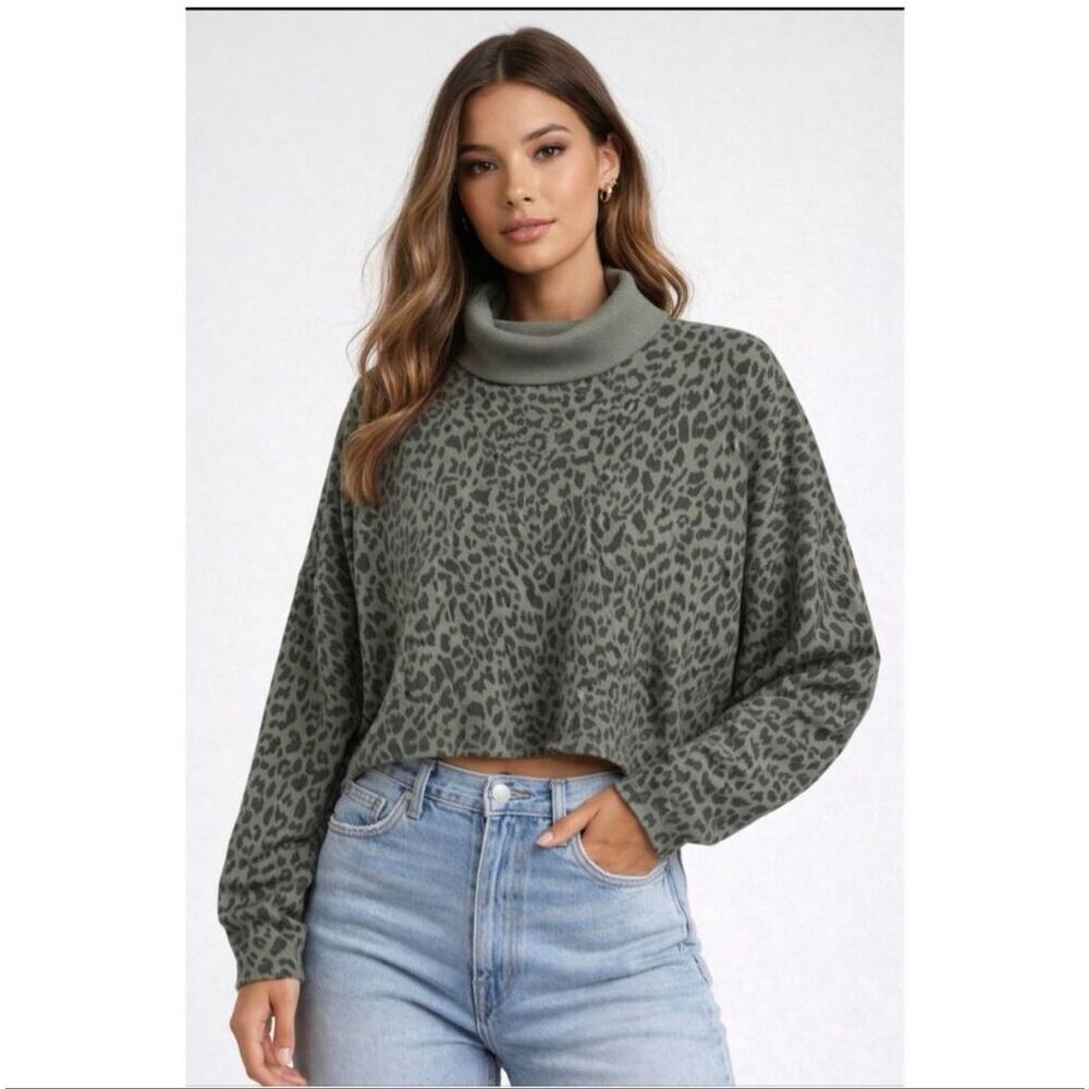 American Eagle Dolman Sleeve Animal Print Olive Green Sweatshirt Women’s Size L